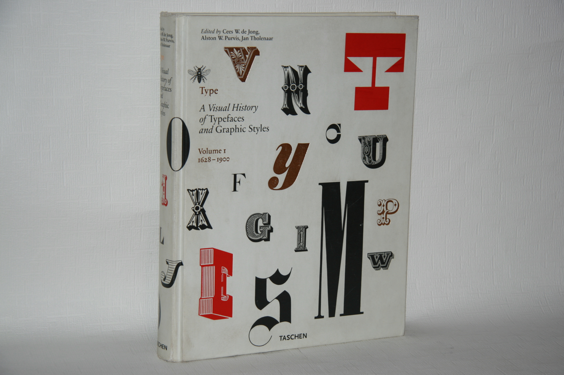Type. A Visual History of Typefaces and Graphic Styles. vol. 1
